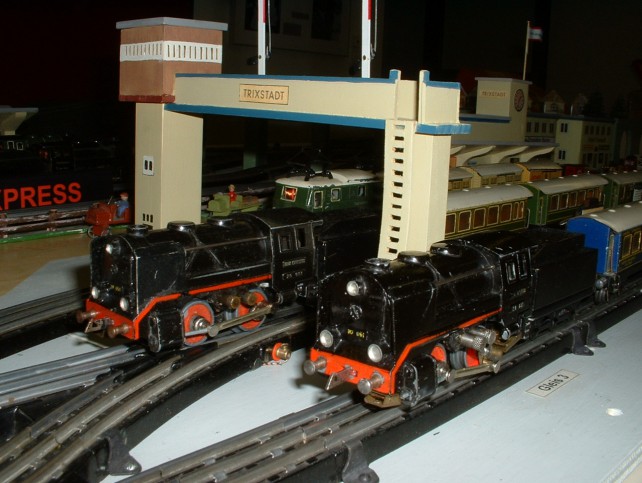 Zwei TRIX EXPRESS Scheibenradlokomotiven 20/51 von 1935 im Bahnhof TRIXSTADT