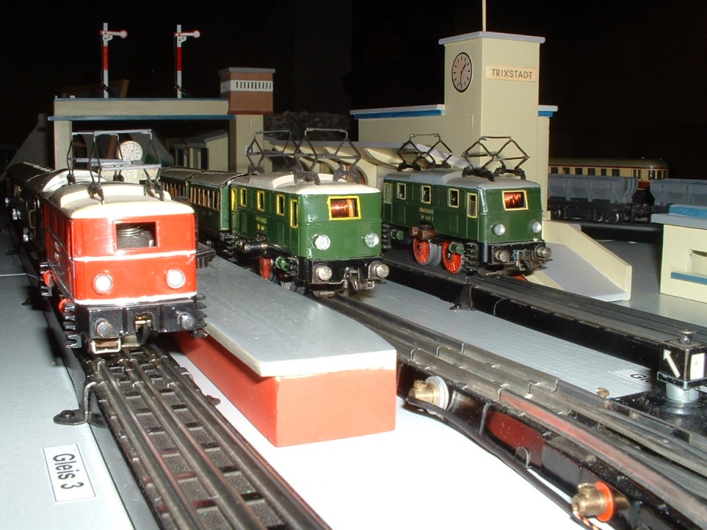 TRIX EXPRESS Bahnhof Trixstadt mit drei Lokomotiven 20/55