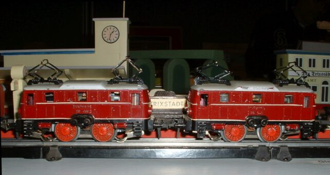 Zwei TRIX EXPRESS rote Elektrolokomotiven 20/55 von 1952 im Bahnhof TRIXSTADT